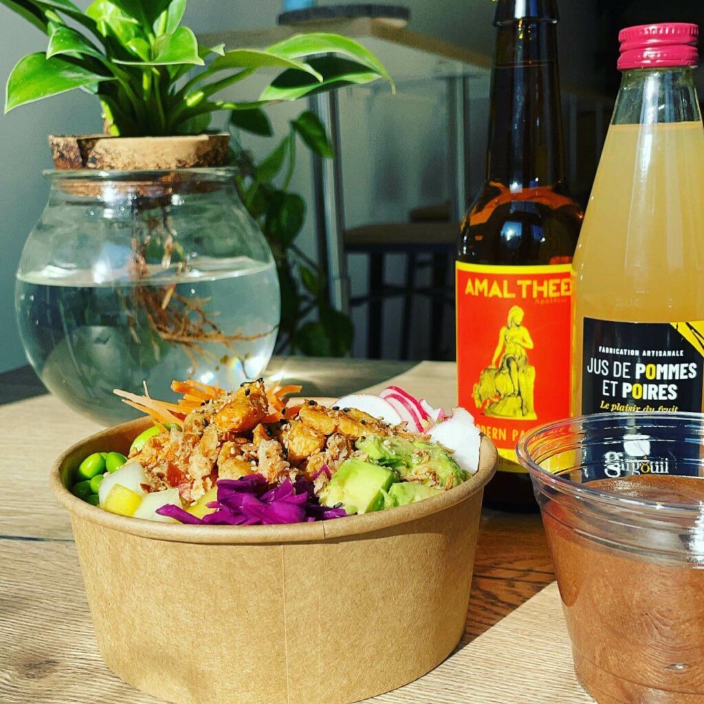 Pokebowl + boisson artisanale, Chasseneuil-Du-Poitou, France.